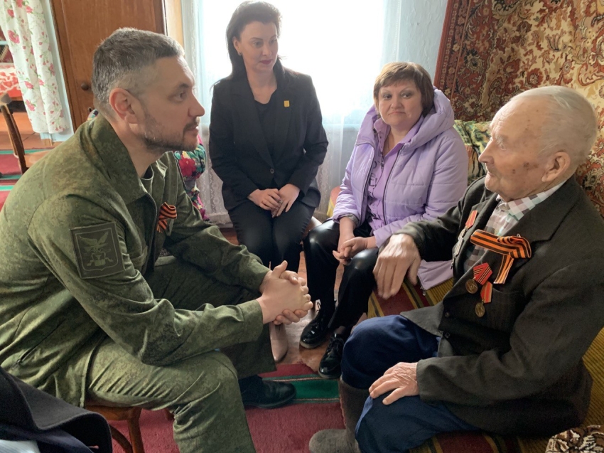 ​Александр Осипов поздравил с Днём Победы ветерана в Шерловой Горе